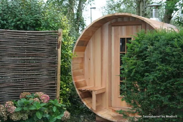 Barrelsauna kopen en plaatsen in Brugge — buitensauna realisatie Saunabarrel by Modis