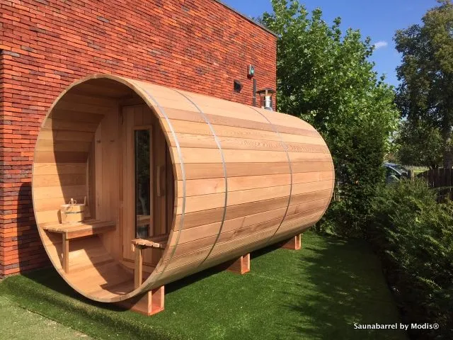 Ronde houten sauna in tuin in Lokeren